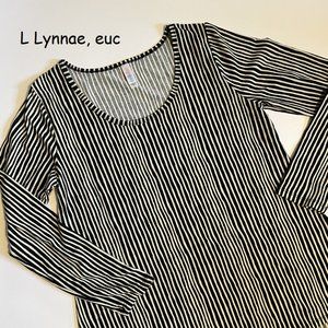 Large Lularoe Lynnae long-sleeved top, black and white vertical wavy stripes